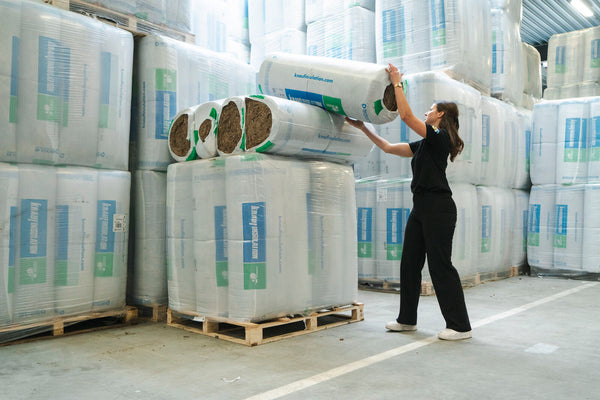 glaswol rollen op pallets