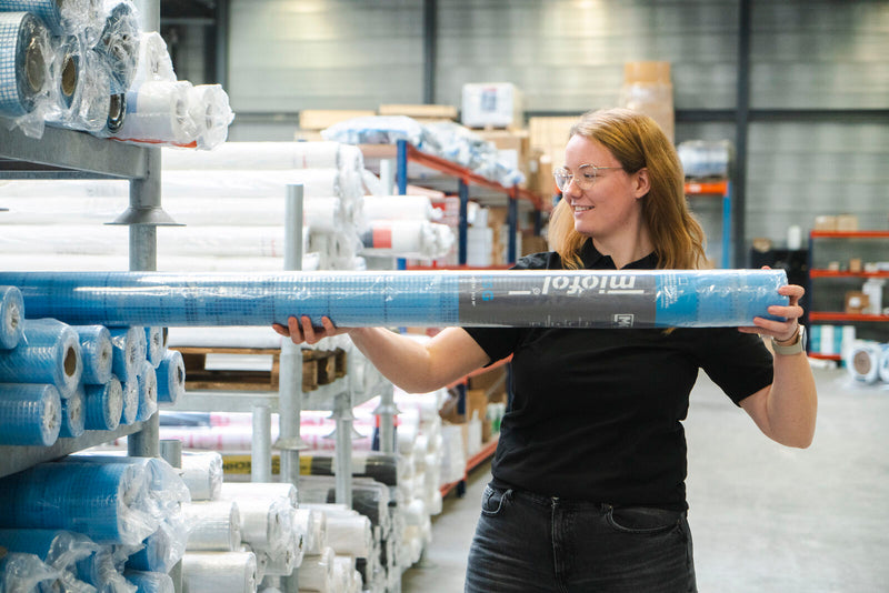 vrouw houdt rol miofol folie vast